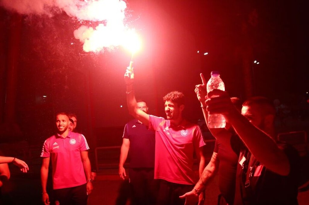 Ολυμπιακός – ΠΑΟΚ: Πάρτι έξω από το γήπεδο, με καπνογόνα οι παίκτες! (photos)