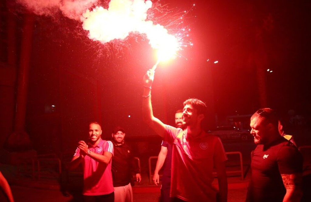 Ολυμπιακός – ΠΑΟΚ: Πάρτι έξω από το γήπεδο, με καπνογόνα οι παίκτες! (photos)