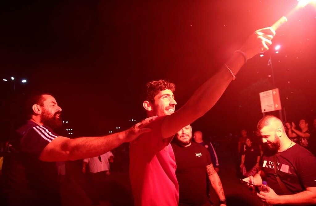 Ολυμπιακός – ΠΑΟΚ: Πάρτι έξω από το γήπεδο, με καπνογόνα οι παίκτες! (photos)