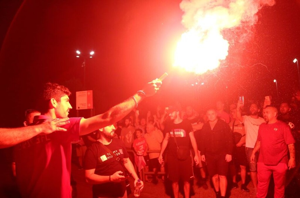 Ολυμπιακός – ΠΑΟΚ: Πάρτι έξω από το γήπεδο, με καπνογόνα οι παίκτες! (photos)