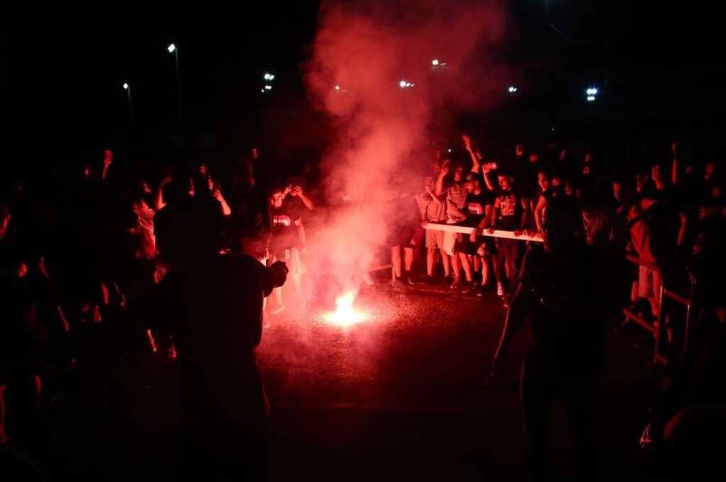 Ολυμπιακός – ΠΑΟΚ: Πάρτι έξω από το γήπεδο, με καπνογόνα οι παίκτες! (photos)