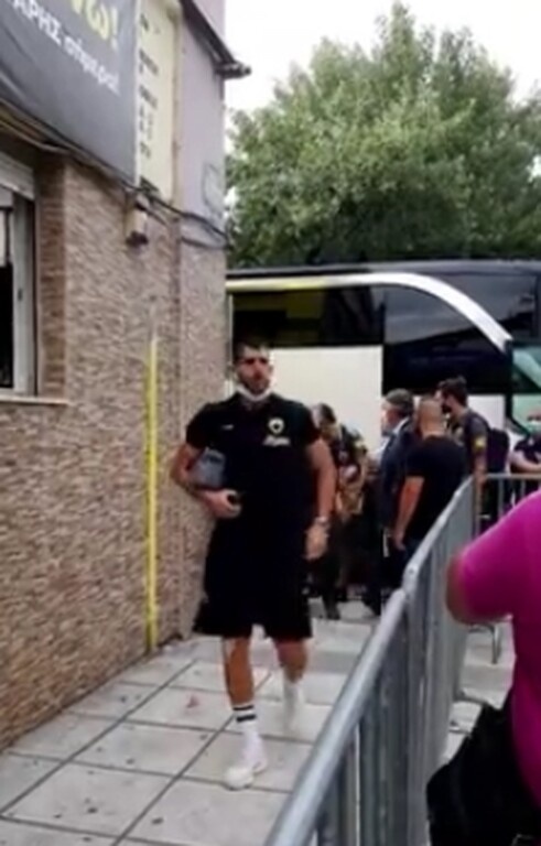 Άρης-ΑΕΚ: Οπαδοί στο «Βικελίδης», αποδοκιμασίες στην αποστολή της Ένωσης (photos)