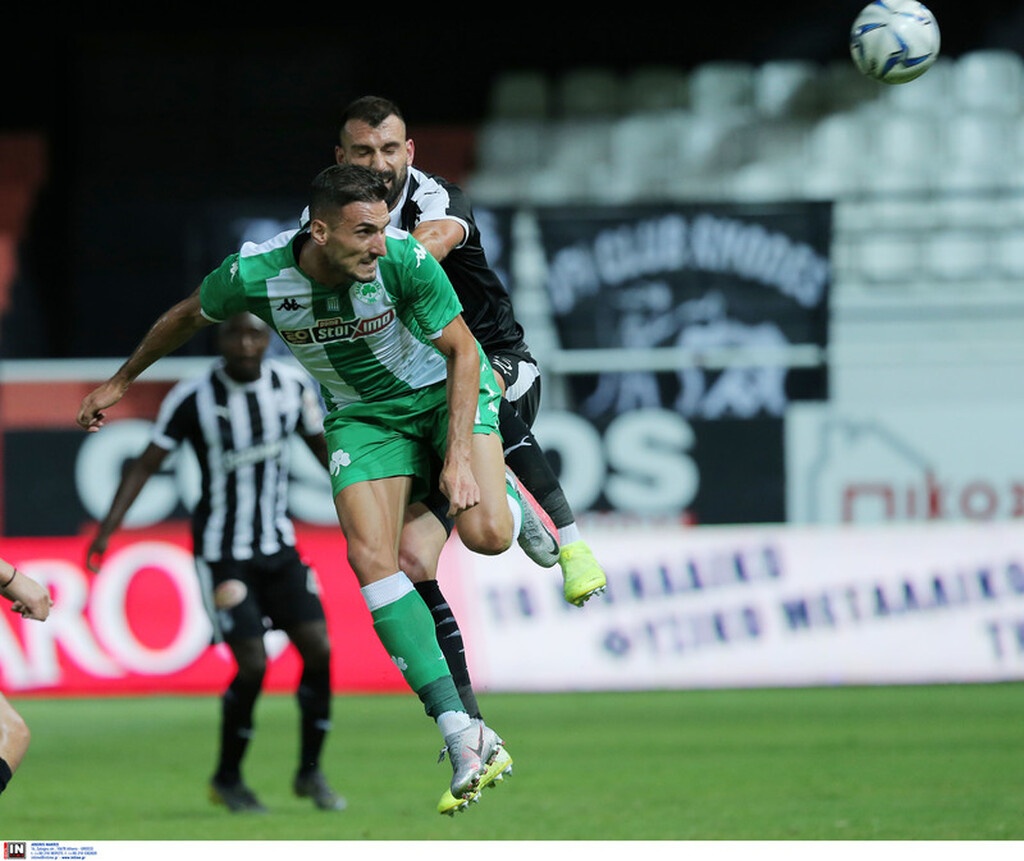 Έστειλε την μπάλα προς την εστία, έφυγε από τα χέρια του Γουάιλι, αλλά σταμάτησε στο οριζόντιο δοκάρι