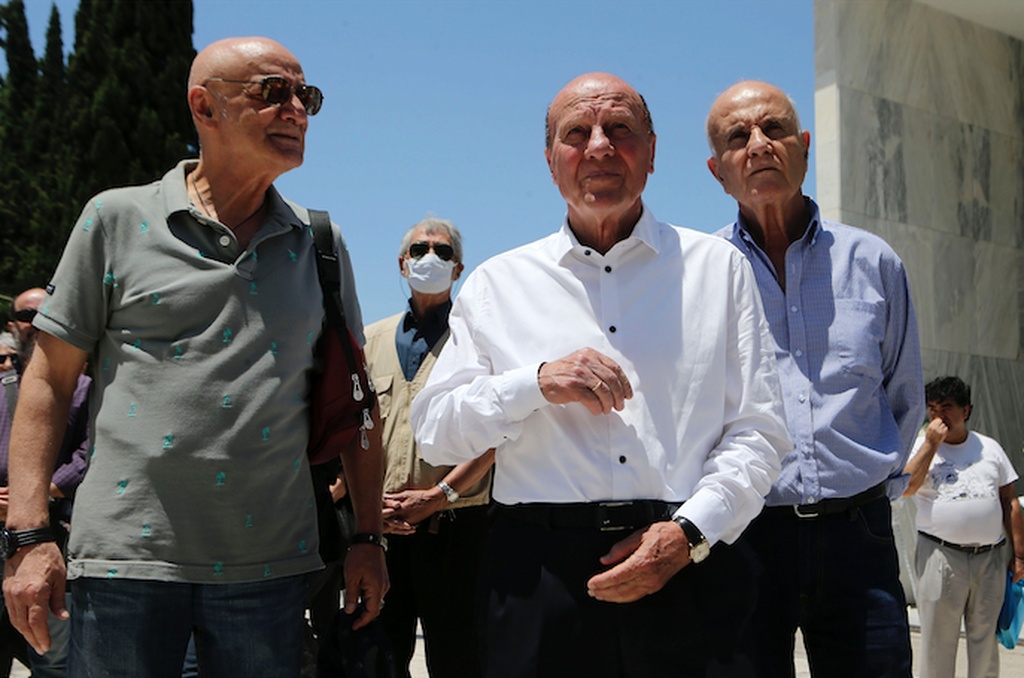 Ήταν όλοι εκεί... Το τελευταίο αντίο στο Νίκο Αλέφαντο (photos)