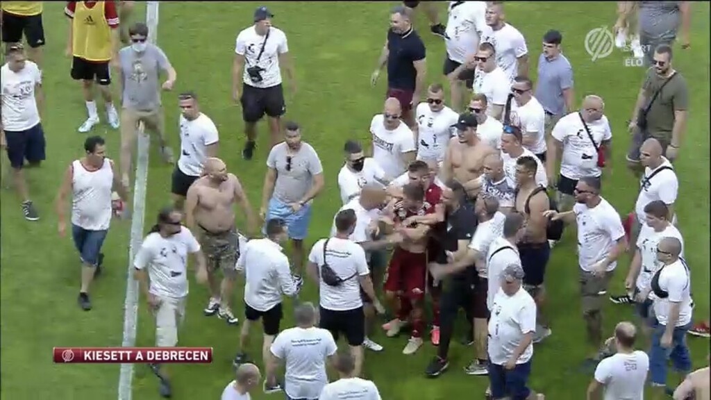 Τρομερά σκηνικά στη Ντεμπρετσένι: Οπαδοί έβγαλαν τις φανέλες από τους παίκτες (photos+videos)