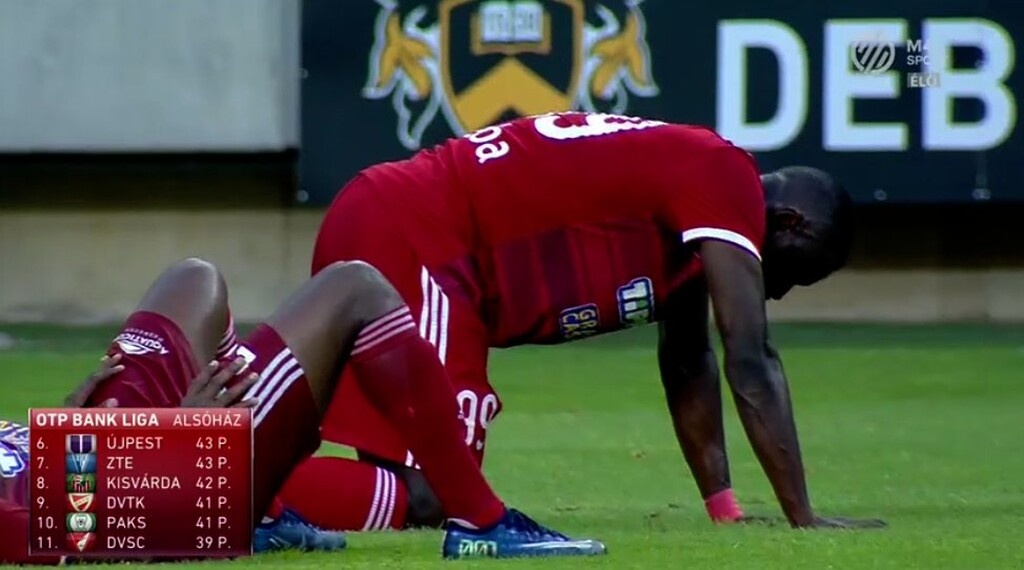 Τρομερά σκηνικά στη Ντεμπρετσένι: Οπαδοί έβγαλαν τις φανέλες από τους παίκτες (photos+videos)