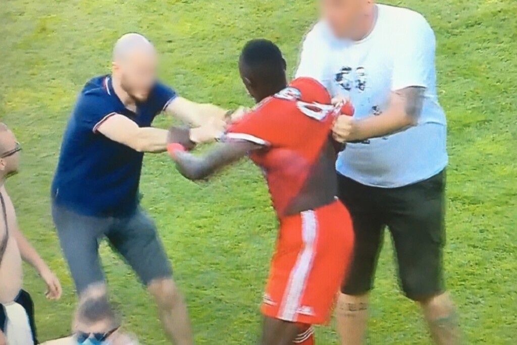 Τρομερά σκηνικά στη Ντεμπρετσένι: Οπαδοί έβγαλαν τις φανέλες από τους παίκτες (photos+videos)