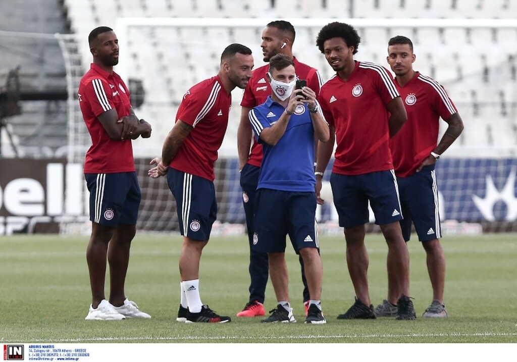 ΑΕΚ-Ολυμπιακός: Έβγαζαν... selfie πριν τη σέντρα (photos)