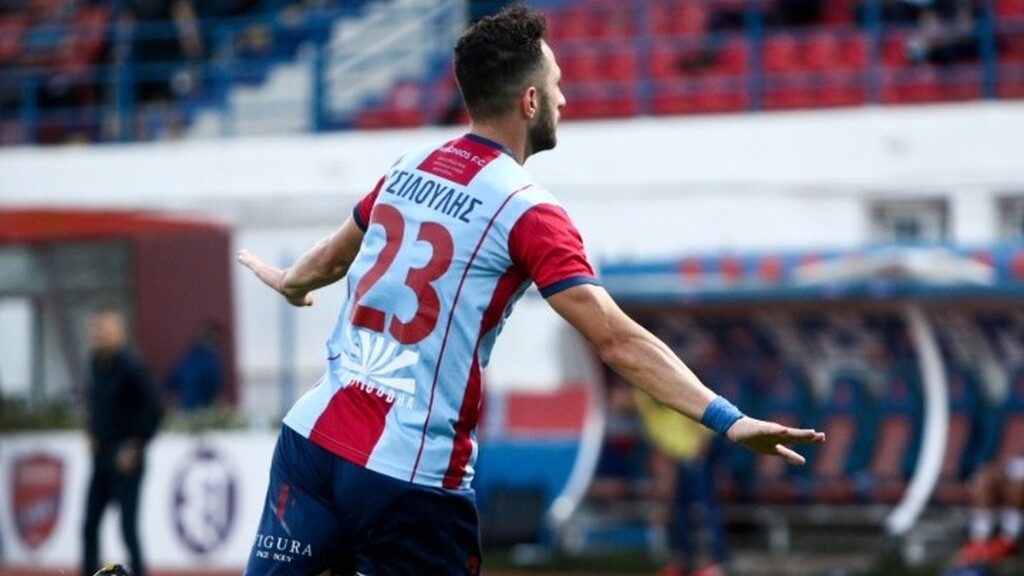 Σωτήρης Τσιλούλης: Ο... νέος ήρωας της Πλατείας (photos+videos)