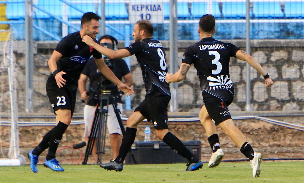 Σωτήρης Τσιλούλης: Ο... νέος ήρωας της Πλατείας (photos+videos)