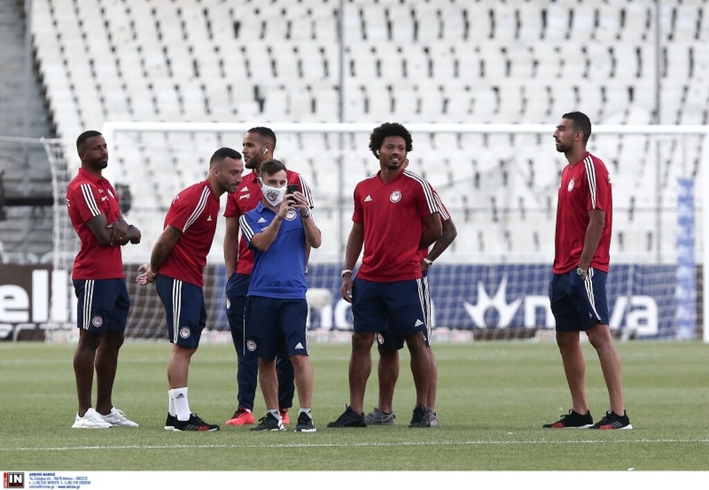 ΑΕΚ-Ολυμπιακός: Έβγαζαν... selfie πριν τη σέντρα (photos)