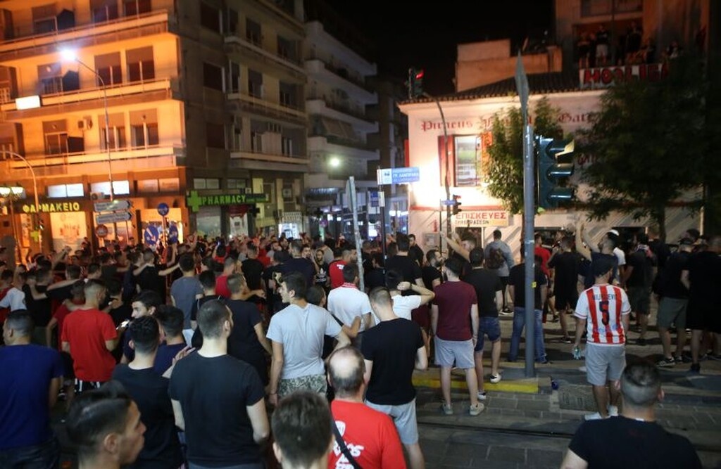 Ολυμπιακός: Στους δρόμους για το 45ο πρωτάθλημα οι οπαδοί (photos)