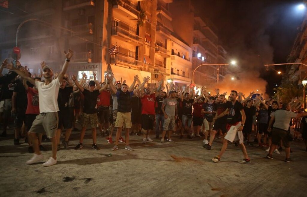 Ολυμπιακός: Στους δρόμους για το 45ο πρωτάθλημα οι οπαδοί (photos)