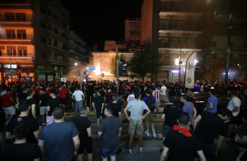 Ολυμπιακός: Στους δρόμους για το 45ο πρωτάθλημα οι οπαδοί (photos)
