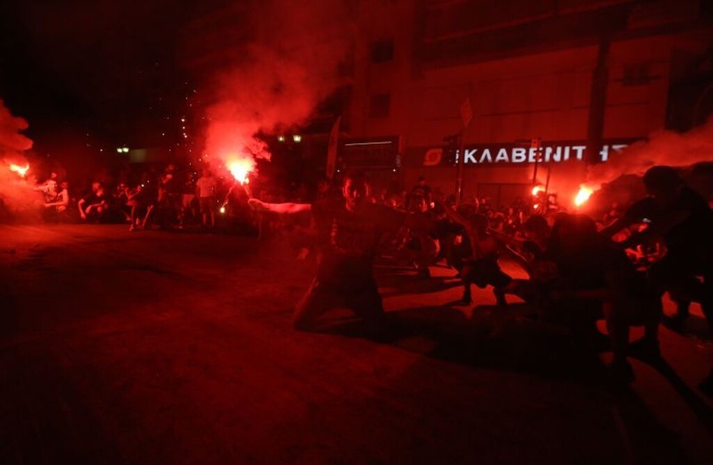 Ολυμπιακός: Στους δρόμους για το 45ο πρωτάθλημα οι οπαδοί (photos)