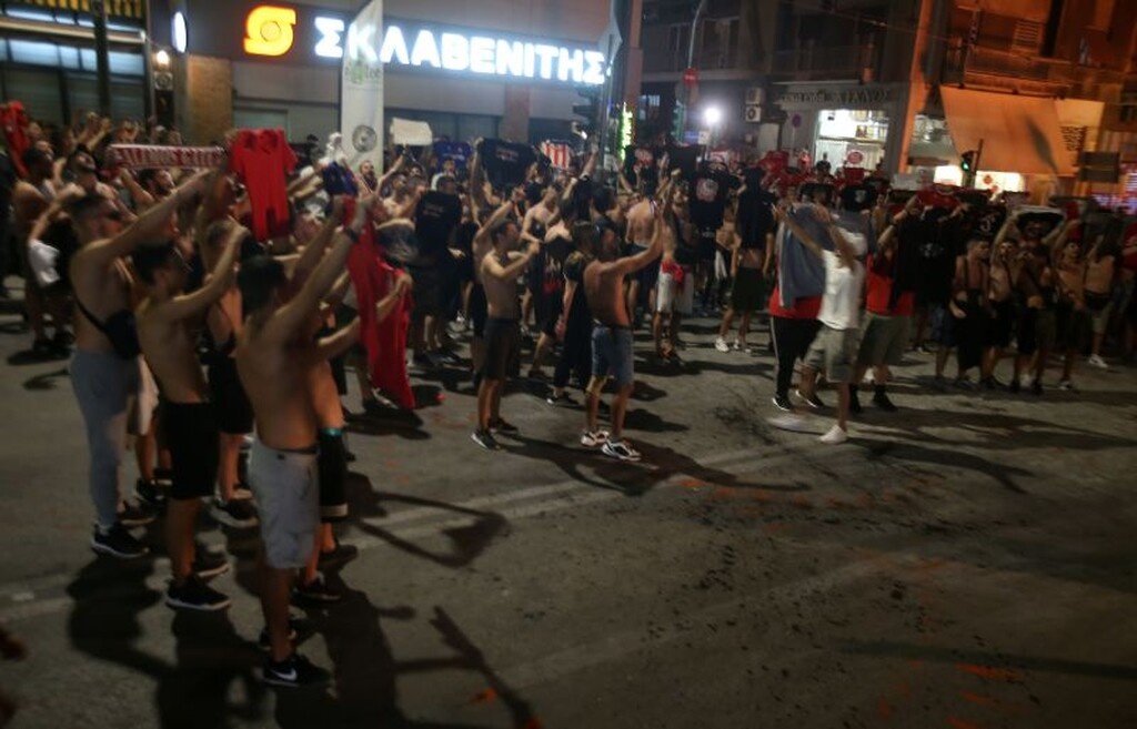 Ολυμπιακός: Στους δρόμους για το 45ο πρωτάθλημα οι οπαδοί (photos)