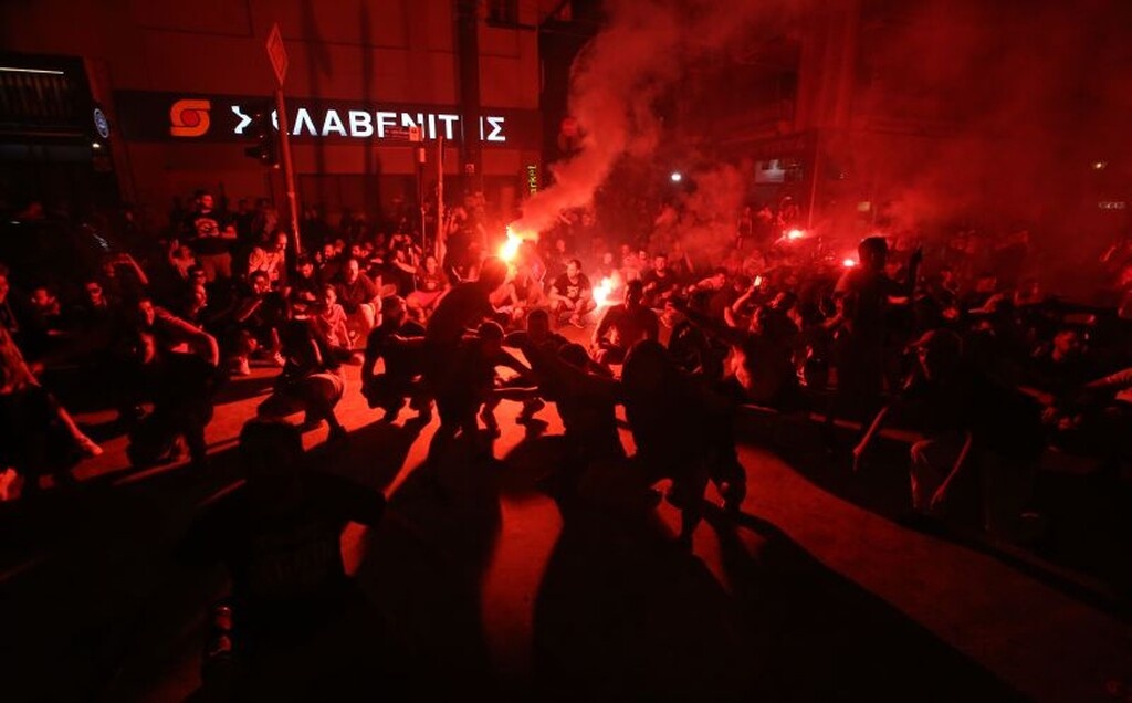 Ολυμπιακός: Στους δρόμους για το 45ο πρωτάθλημα οι οπαδοί (photos)