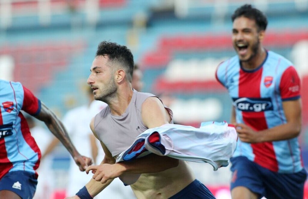 Σωτήρης Τσιλούλης: Ο... νέος ήρωας της Πλατείας (photos+videos)