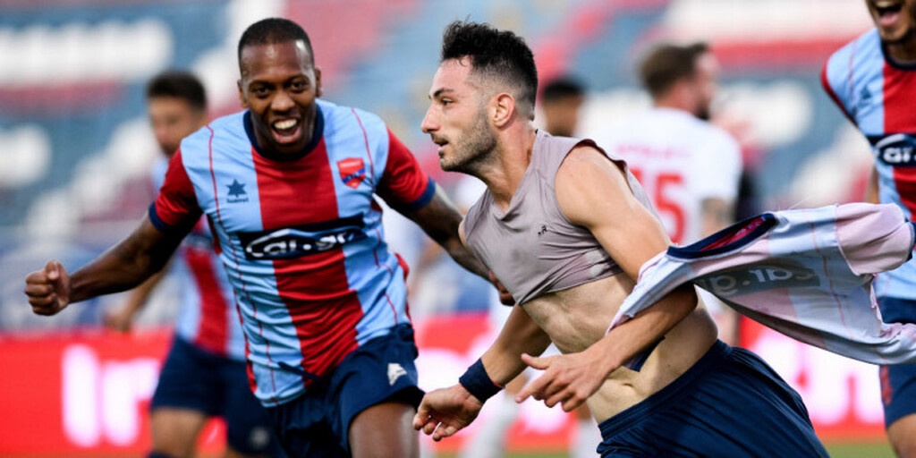 Σωτήρης Τσιλούλης: Ο... νέος ήρωας της Πλατείας (photos+videos)