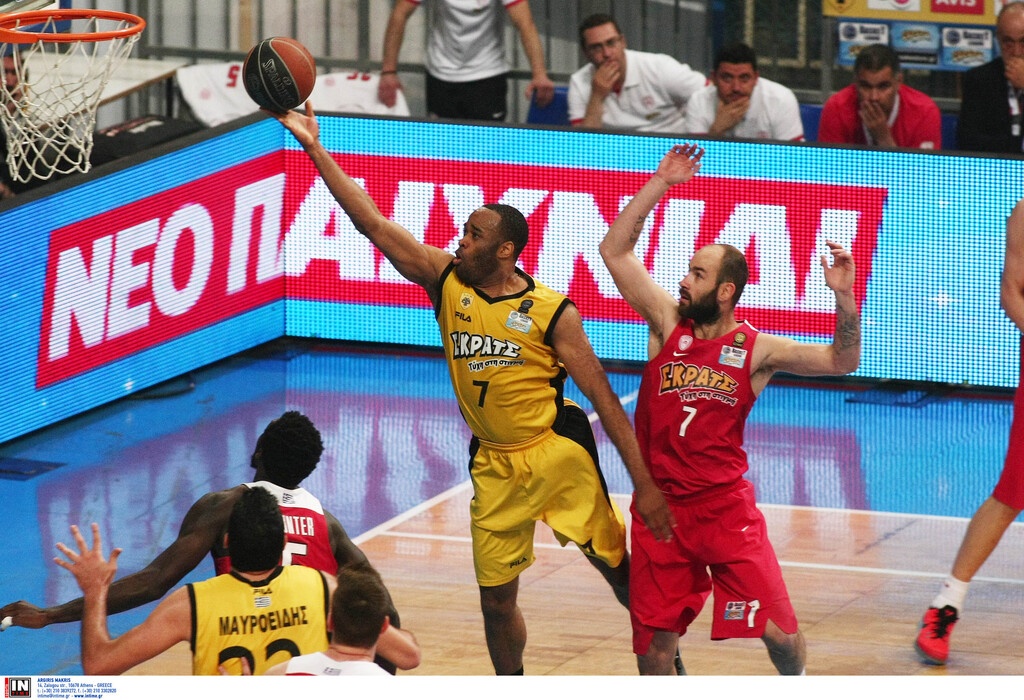 Ο Χέρστον αφήνει την μπάλα στο καλάθι του Ολυμπιακού