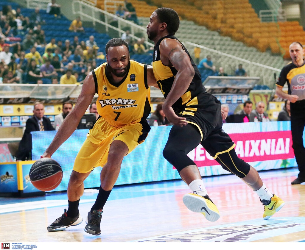 Ο Χέρστον προσπαθεί να περάσει τον παίκτη του Άρη