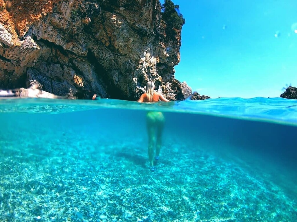 Το κορίτσι από τη Νορβηγία είναι πανέμορφο και αν ο Δημήτρης είχε να διαλέξει σίγουρα θα δυσκολευόταν αρκετά!