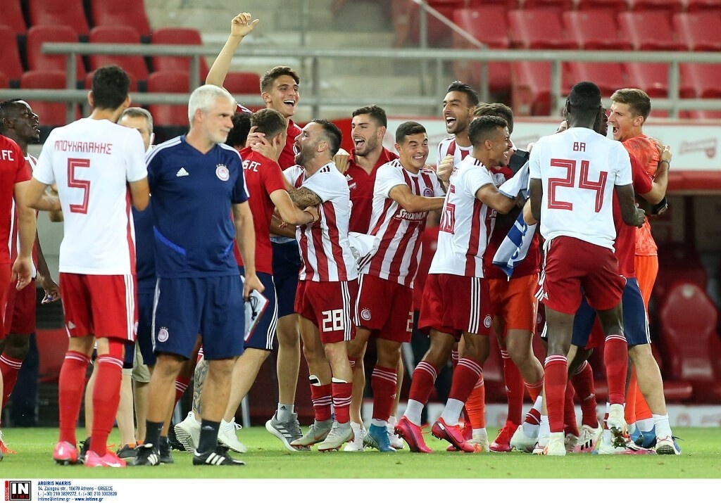 Ολυμπιακός: Τρελοί πανηγυρισμοί και αποθέωση Μαρτίνς για τον τίτλο (photos)