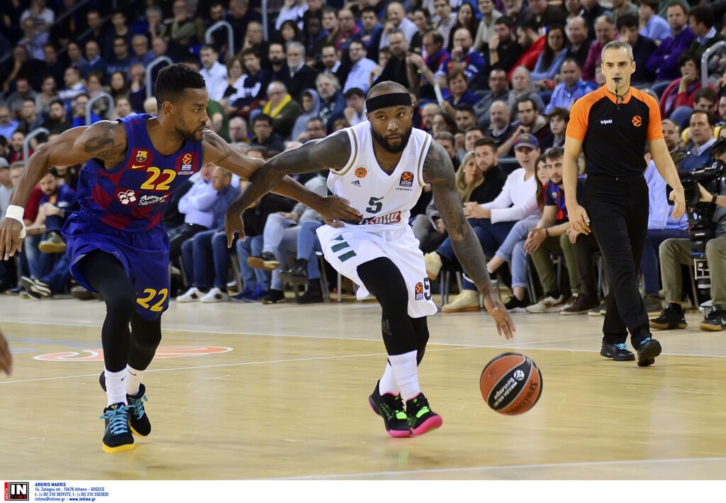 Ο Κόρι Χίγκινς (παίζει άμυνα στον Ράϊς) απολαμβάνει τον ήλιο και την θάλασσα της Αθήνας