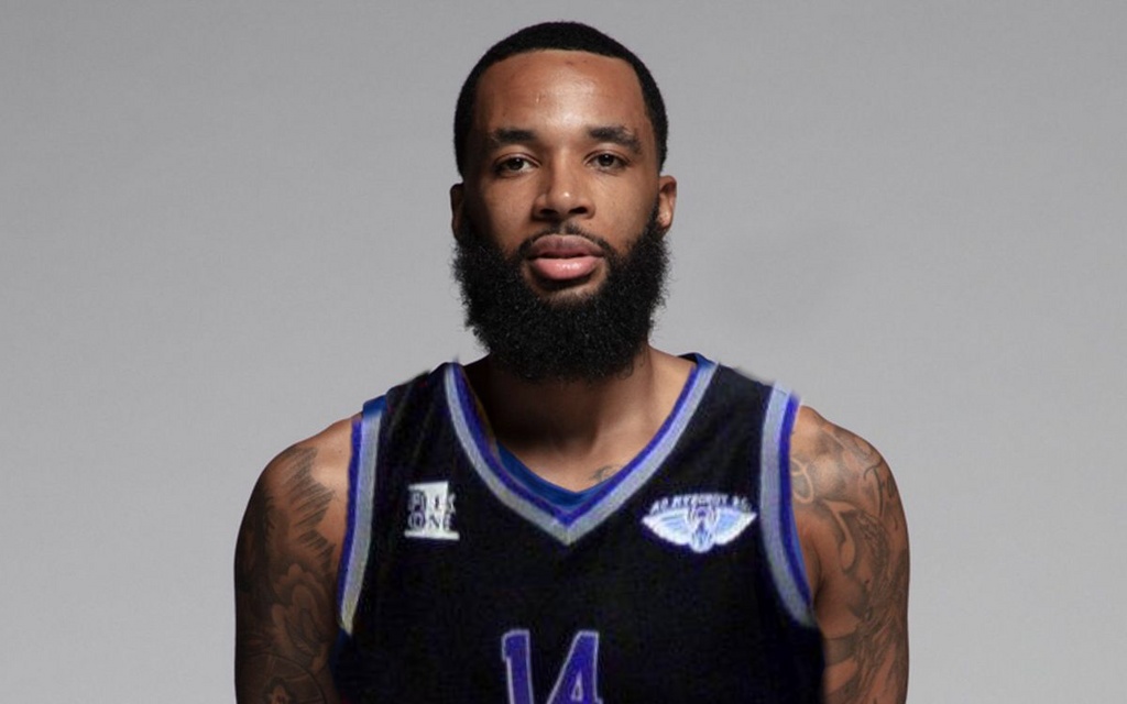 Ο Μάλκολμ Ντιλέϊνι με την φανέλα του ΑΟ Μυκόνου