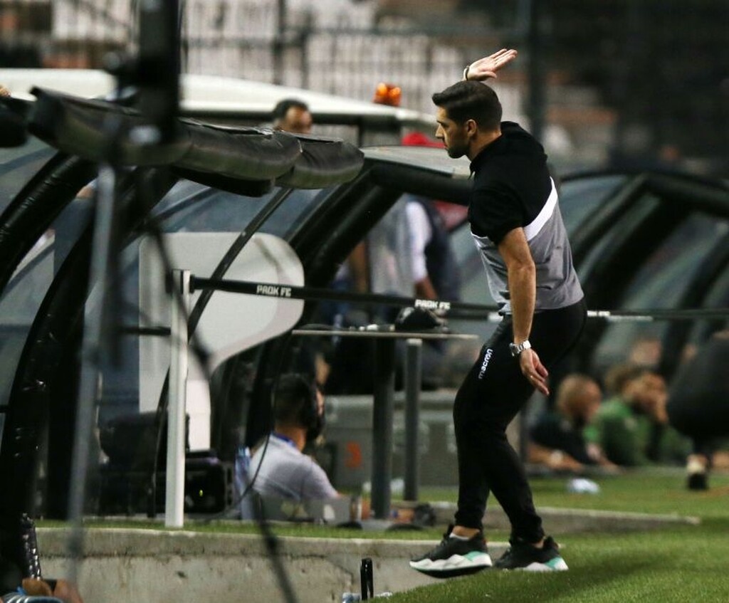 «Καζάνι που βράζει» ο ΠΑΟΚ, κράξιμο έξω από την Τούμπα! (photos)