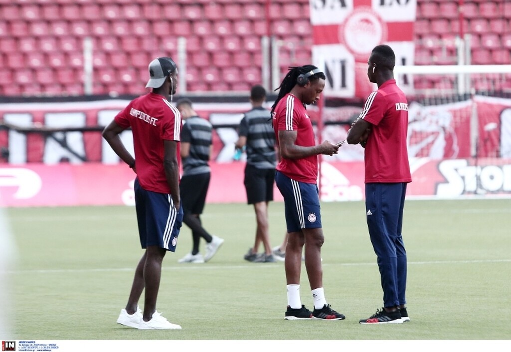 Ολυμπιακός-ΠΑΟΚ: Με κινητά στο χέρι στο Καραϊσκάκη (photos)