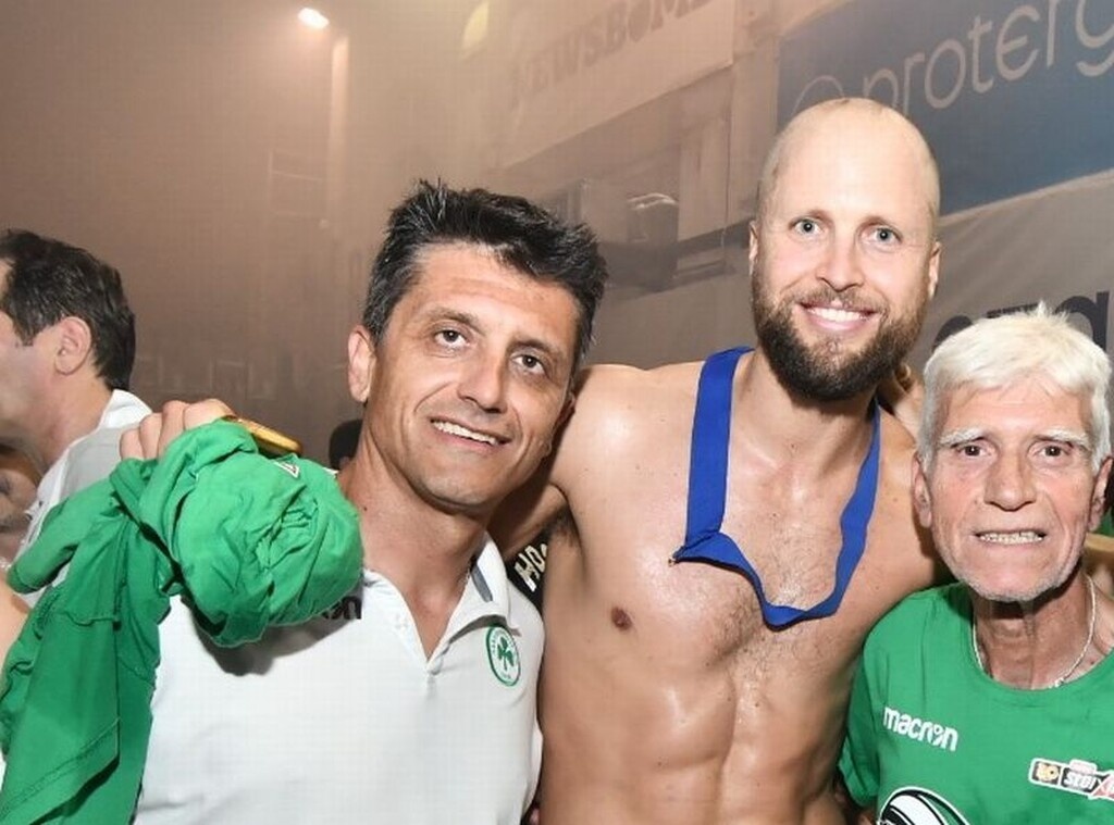 Το είπε και το έκανε ο Γιάκομπσεν: Ξύρισε το κεφάλι του για το πρωτάθλημα! (photos)