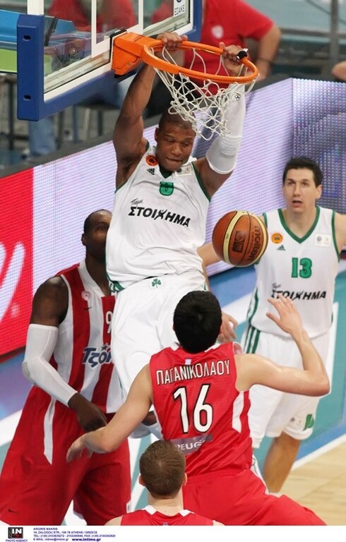 Μεγαλώνει και… καρφώνει (photos+videos)