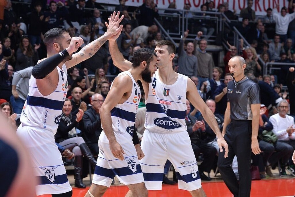 ΦΟΡΤΙΤΟΥΝΤΟ: Τι να πει κανείς για τη θρυλική ομάδα της Μπολόνια! Όσο μεγάλη ιστορία έχει τόσα προβλήματα αντιμετώπισε τα προηγούμενα χρόνια, φτάνοντας ως τη διάλυση! To 2019 επέστρεψε μετά από 10 χρόνια στη Lega Basket και πλέον προετοιμάζεται για την