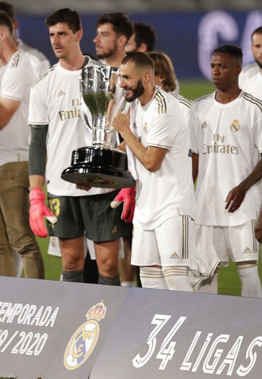 Ρεάλ Μαδρίτης: Έξαλλοι πανηγυρισμοί και στον «ουρανό» το τρόπαιο (videos+photos)