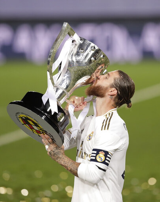 Ρεάλ Μαδρίτης: Έξαλλοι πανηγυρισμοί και στον «ουρανό» το τρόπαιο (videos+photos)