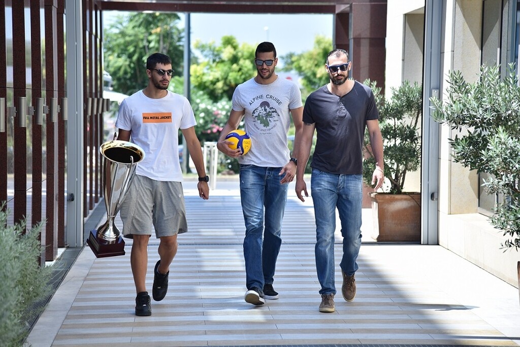 Οι Αλέξανδρος Ράπτης, Λούκας Ρανγκέλ και Σωτήρης Πανταλέων εισέρχονται στα κεντρικά γραφεία του ΟΠΑΠ, με το κύπελλο του πρωταθλητή