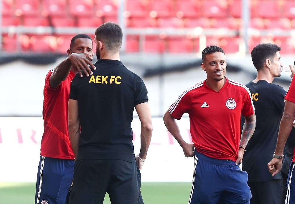 Ολυμπιακός-ΑΕΚ: Τετ α τετ και... πηγαδάκια στο «Γ. Καραϊσκάκης» (photos)