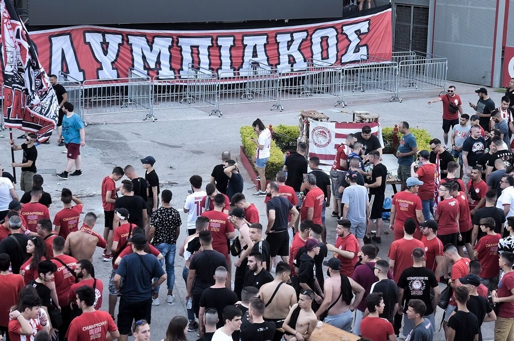 Ολυμπιακός-ΑΕΚ: Πάρτι… τίτλου από τους οπαδούς έξω από το «Γ. Καραϊσκάκης» (photos)