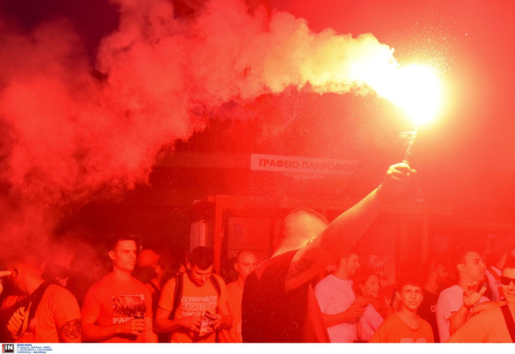 Ολυμπιακός-ΑΕΚ: Καπνογόνα και συνωστισμός στη φιέστα έξω από το Καραϊσκάκη (photos)