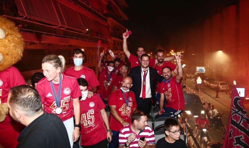 Ολυμπιακός: Στις… φλόγες ο Πειραιάς - Πάρτι πρωταθλητών στο Πασαλιμάνι (photos+videos)