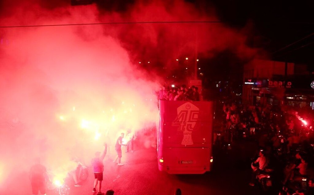 Ολυμπιακός: Στις… φλόγες ο Πειραιάς - Πάρτι πρωταθλητών στο Πασαλιμάνι (photos+videos)