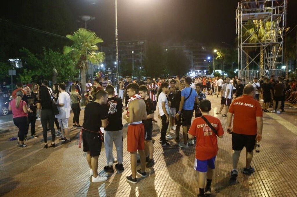 Ολυμπιακός: Στις… φλόγες ο Πειραιάς - Πάρτι πρωταθλητών στο Πασαλιμάνι (photos+videos)
