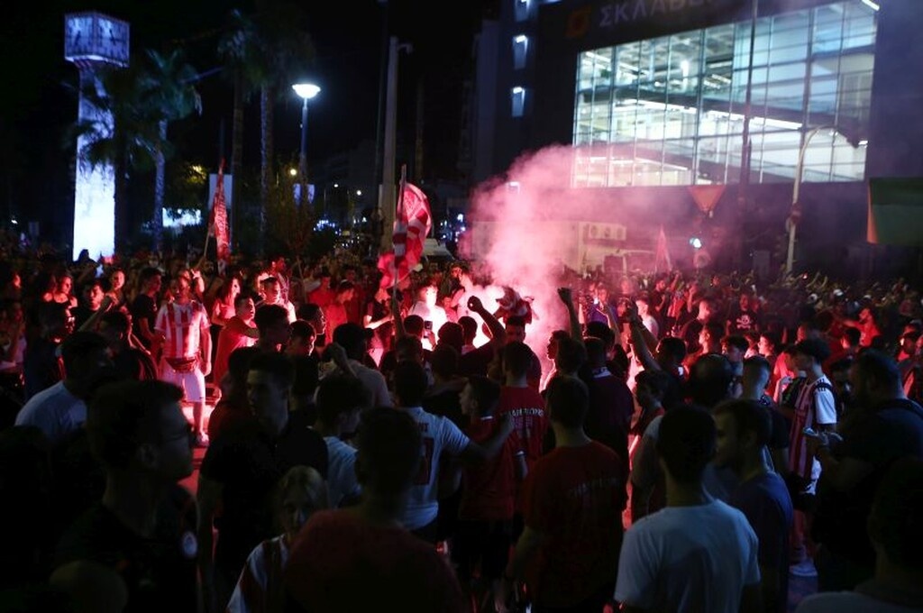 Ολυμπιακός: Στις… φλόγες ο Πειραιάς - Πάρτι πρωταθλητών στο Πασαλιμάνι (photos+videos)