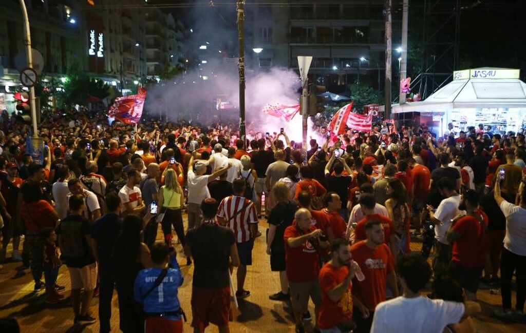 Ολυμπιακός: Στις… φλόγες ο Πειραιάς - Πάρτι πρωταθλητών στο Πασαλιμάνι (photos+videos)