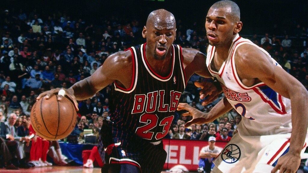 Τρέλα για τη νέα φανέλα των Σικάγο Μπουλς με το logo του… ιπτάμενου Τζόρνταν (photo)