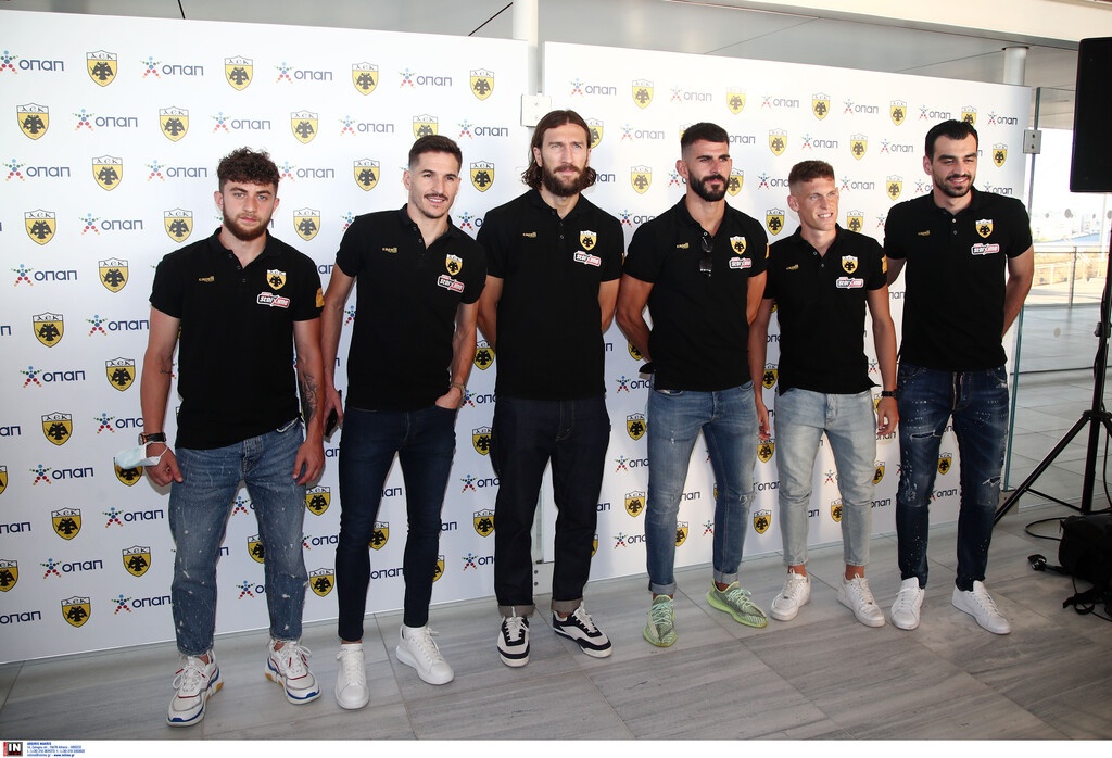 ΑΕΚ: Σύσσωμη η ομάδα για την παρουσίαση της εμπορικής ονοματοδοσίας της Αγια Σοφιάς (photos)