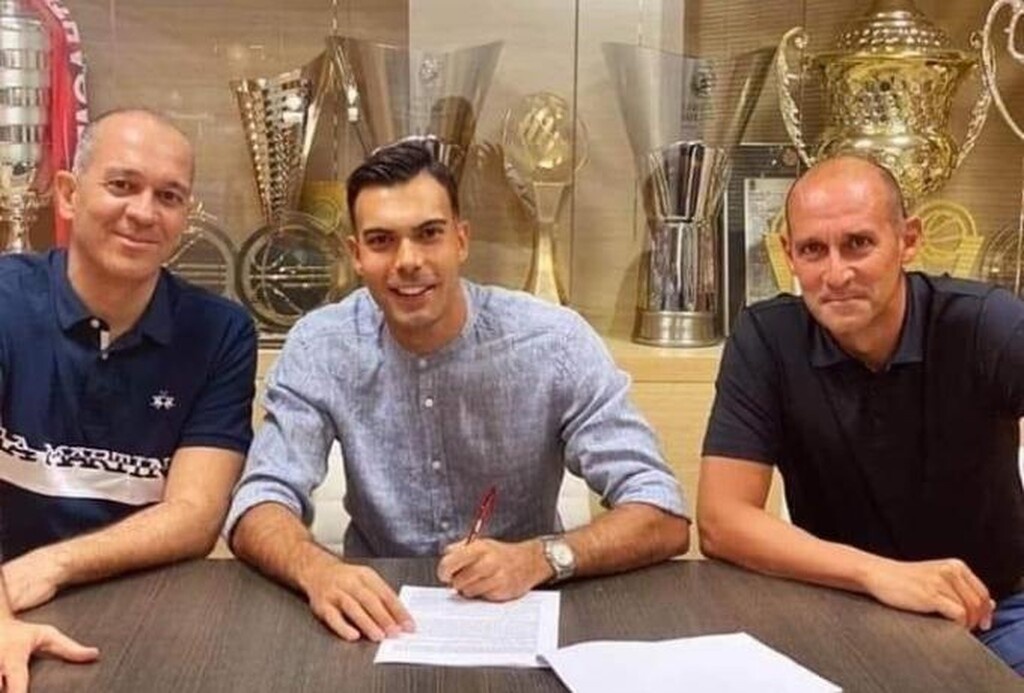 Ολυμπιακός: Η στιγμή της υπογραφής του Σλούκα (photos)