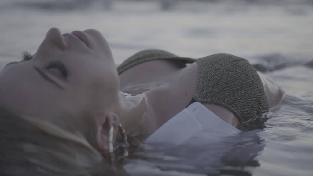 Ελένη Γρίβα: Μας συστήνεται με το πρώτο της τραγούδι «Η μέρα της ελευθερίας μου»