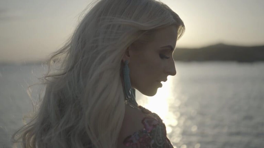 Ελένη Γρίβα: Μας συστήνεται με το πρώτο της τραγούδι «Η μέρα της ελευθερίας μου»